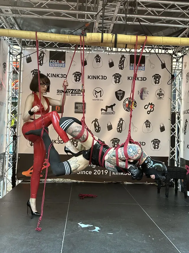 Підвіс на вуличному фестивалі: рама, мотузка, сонце — Folsom Europe, Берлін, 2025