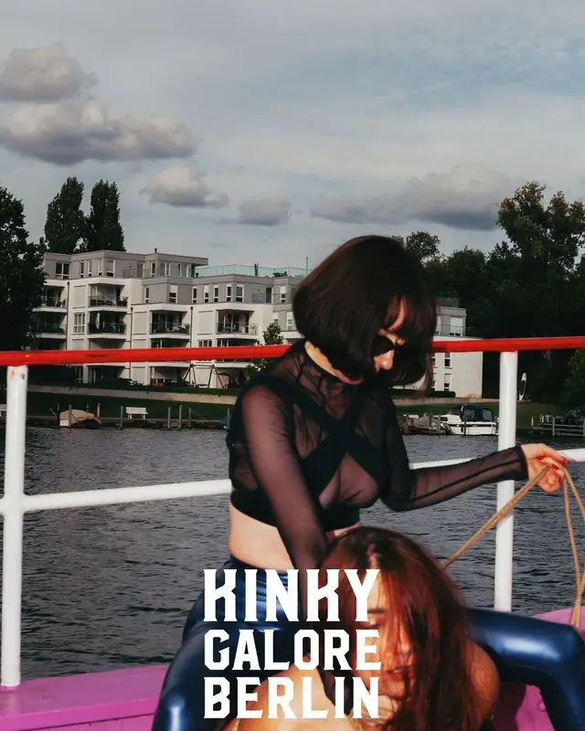 Синій латекс, рожевий поручень, сіре небо — Kinky Galore, Берлін, 2024 — Фото: Alexandra S. Aderhold