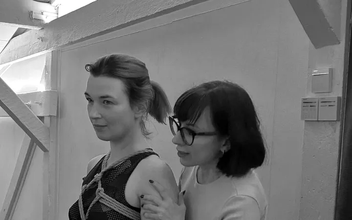 Юлія показує учениці, як обв’язка має лягати на плече.